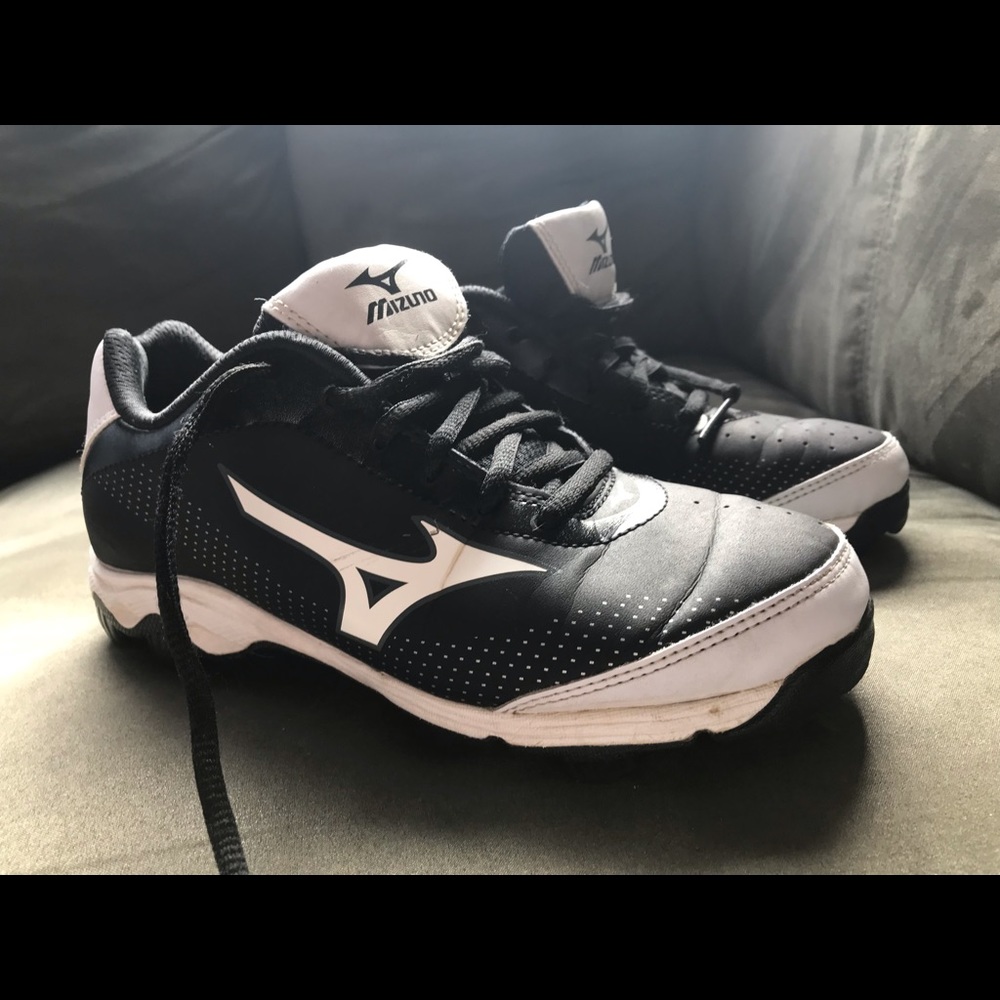 Boys size 3 mizuno baseball cleats